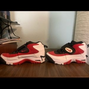 Nike air missions red/white